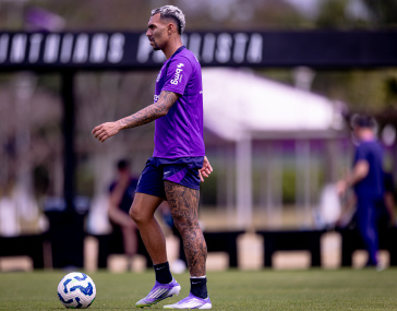 Matheuzinho com a bola nos p�s durante treino do Corinthians