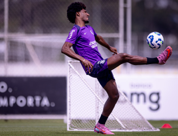 Talles Magno com a bola durante treino do Corinthians