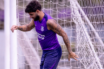 Yuri Alberto enrolado na rede durante treino do Corinthians