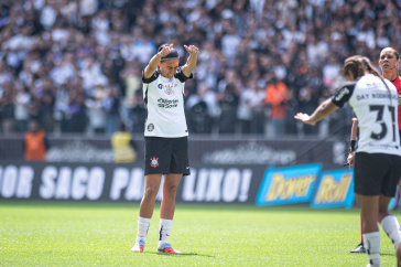 Andressa Alves apoiando companheira em jogo contra o Cruzeiro