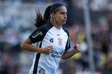 Andressa Alves trotando na Arena durante jogo