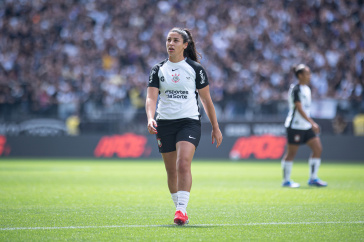 Duda Sampaio caminhando no gramado da Arena