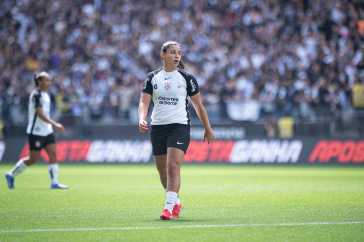 Duda Sampaio em p� no gramado da Arena