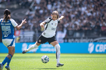 �rika prestes a bater na bola contra o Cruzeiro