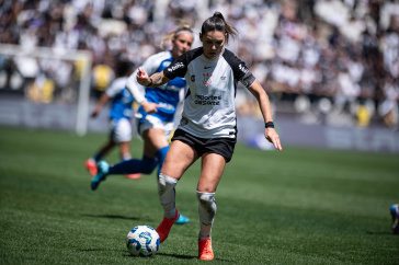 Gabi Zanotti em duelo com o Cruzeiro na Arena