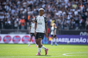 Jhonson caminhando no gramado da Arena