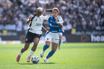 Jhonson enfrentando marca��o do Cruzeiro