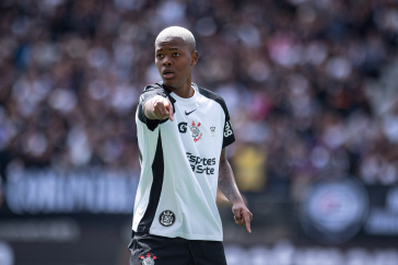 Jhonson gesticulando durante jogo