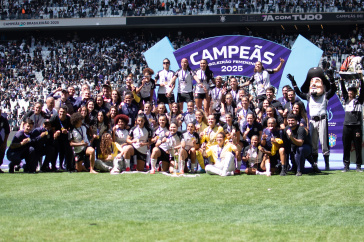 Jogadoras do Corinthians celebrando a conquista do Brasileiro Feminino de 2025