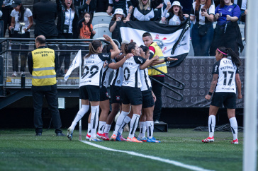 Jogadoras do Corinthians celebrando ap�s marcarem gol na Arena