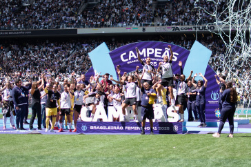 Jogadoras do Corinthians celebrando o t�tulo do Brasileiro Feminino de 2025
