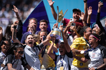 Jogadoras do Corinthians erguendo o trof�u do Brasileiro Feminino