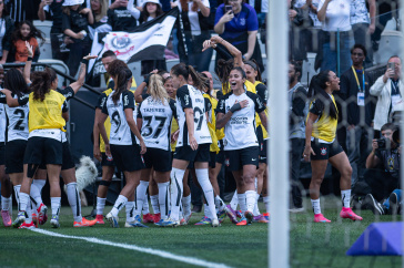 Jogadoras do Corinthians Feminino festejando na Neo Qu�mica Arena