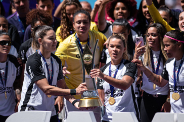 Jogadoras do Corinthians junto ao trof�u do Brasileiro Feminino