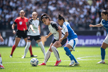 Jogadoras do Cruzeiro pressionando Mariza