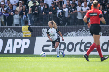 Tamires com a bola dominada na Arena