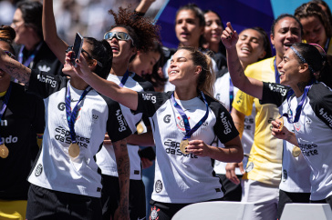 Tamires com as jogadoras do elenco celebrando a conquista do Brasileiro Feminino