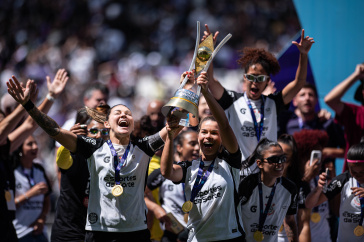 Tamires, Gabi Zanotti e jogadoras erguendo o trof�u do Brasileiro Feminino 2025