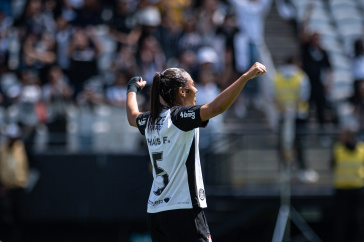 Tha�s Ferreira celebrando em frente � torcida na Arena