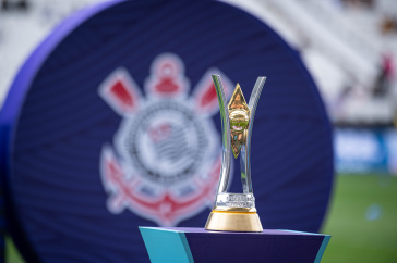 Trof�u do Brasileiro Feminino pr�ximo ao escudo do Corinthians