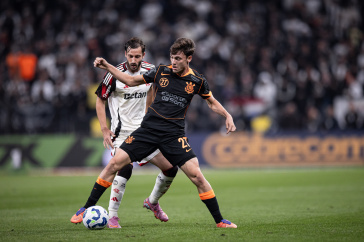 Breno Bidon tentando drible em Vi�a