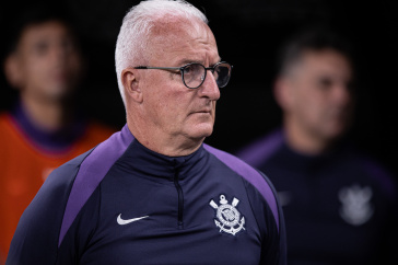 Dorival durante jogo contra o Flamengo