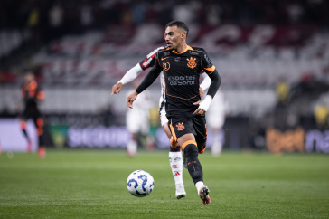 Matheuzinho conduzindo a bola diante do Flamengo
