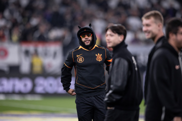 Memphis Depay caminha durante aquecimento na Arena