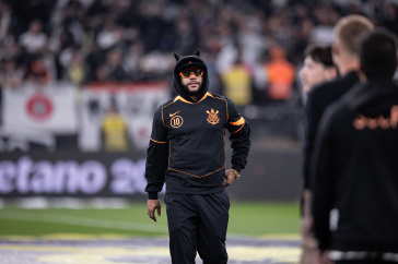 Memphis Depay caminha durante aquecimento