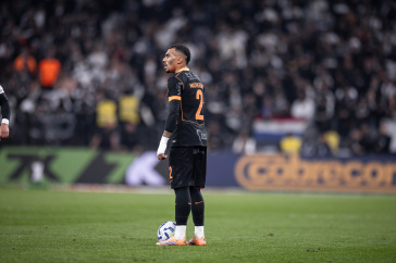 Matheuzinho em campo durante jogo do Corinthians contra o Flamengo