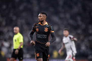 Vitinho em campo durante jogo do Corinthians contra o Flamengo