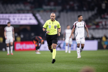 Wilton Pereira Sampaio no apito de Corinthians e Flamengo