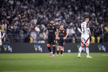Yuri Alberto e Breno Bidon durante jogo do Corinthians contra o Flamengo