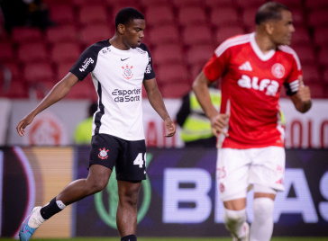 Andr� Luiz em a��o diante do Internacional pelo Brasileir�o