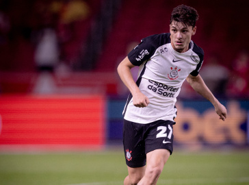 Breno Bidon em a��o diante do Internacional pelo Brasileir�o