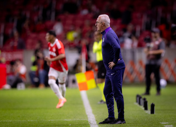 Dorival J�nior em a��o diante do Internacional pelo Brasileir�o
