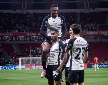 Gui Neg�o, Vitinho e jogadores do Corinthians comemoram gol