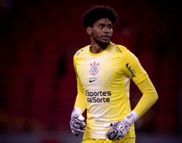 Hugo Souza em a��o diante do Internacional pelo Brasileiro
