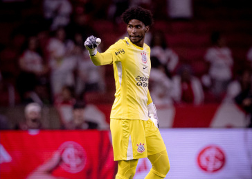 Hugo Souza em a��o diante do Internacional pelo Brasileir�o