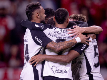 Jogadores e elenco do Corinthians comemorando gol