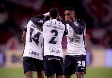 Raniele, Matheuzinho e Vitinho comemorando gol