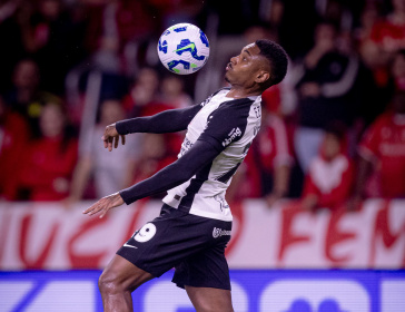 Vitinho dominando em a��o diante do Internacional pelo Brasileir�o