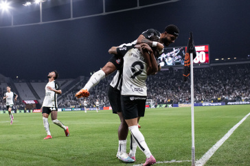 Memphis comemora gol de Andr� Luiz com Yuri Alberto