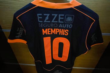 Camisa de Memphis Depay no vesti�rio antes de jogo do Corinthians