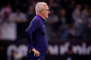 Dorival J�nior observando a equipe do Corinthians durante partida contra o Atl�tico-MG