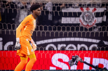 Hugo Souza durante jogo do Corinthians pelo Brasileir�o