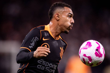 Matheuzinho com a bola durante jogo do Corinthians pelo Brasileir�o