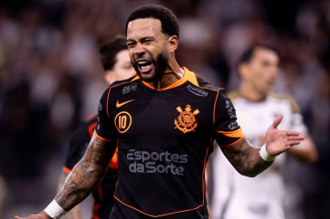 Memphis Depay durante jogo do Corinthians pelo Brasileir�o
