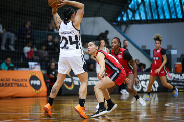 Alana Gon�alo com a bola contra o Sesi Araraquara pelo Paulista de Basquete Feminino