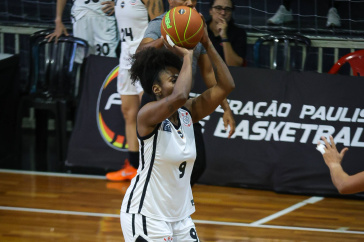 Jaqueline de Paula no ato de arremesso diante do Sesi Araraquara pelo Paulista de Basquete Feminino